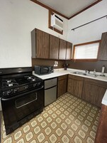 Duplex família, 2 quartos, cozinha americana | Cozinha americana privada | Micro-ondas, fogão, cooktop, talheres/pratos/utensílios de cozinha