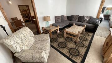 Apartament familiar, 1 dormitori, cuina | Sala d'estar | Televisor