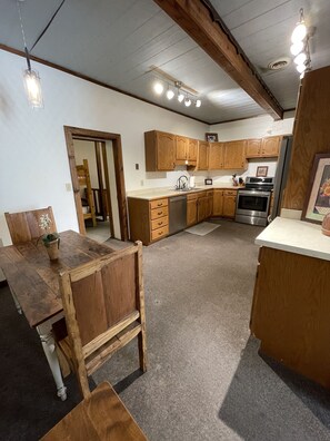 Appartement familial, 1 chambre, cuisine | Cuisine privée | Four à micro-ondes, un four, surface de cuisson, vaisselle et ustensiles