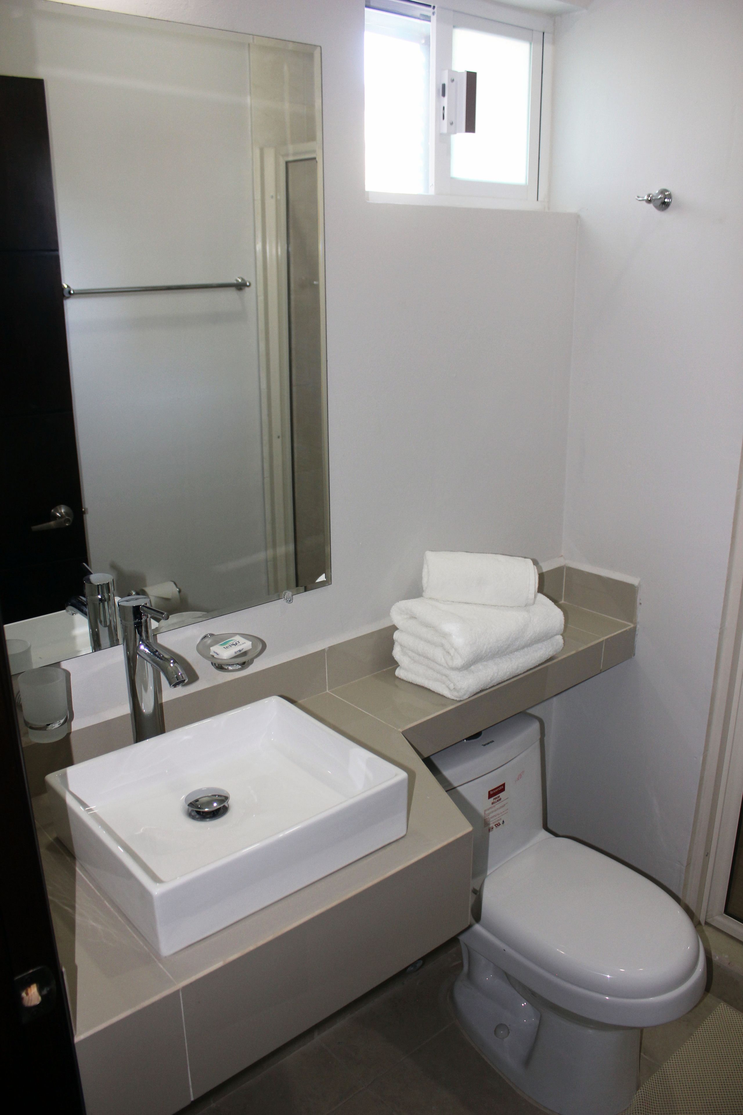 Habitación económica con 2 camas individuales | Baño | Regadera, amenidades de baño gratuitas, toallas 
