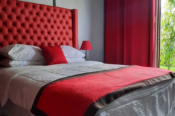 Habitació doble | Escriptori i roba de llit