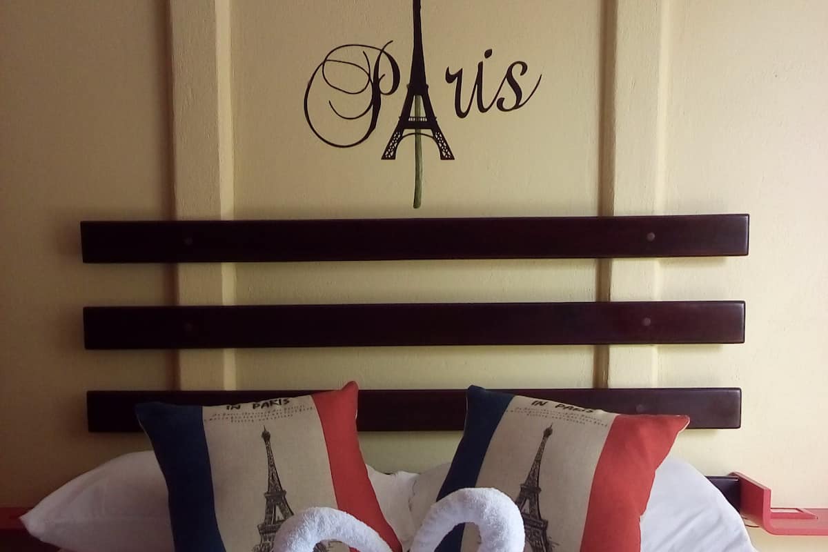 Double Room | Meja, cadar katil