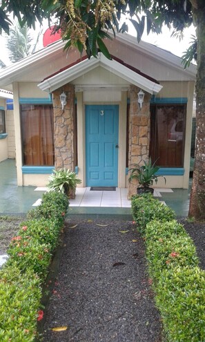 A house with a blue door, number 3, and a stone facade. - Hotel Boutique Malibu Los Sueños (Puerto Viejo)