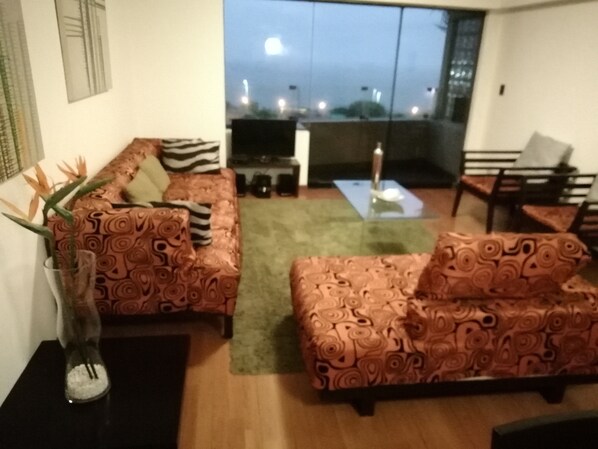 Departamento, 2 habitaciones, vista al océano | Sala de estar | Televisión de pantalla plana 