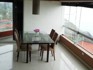 Apartamento, 2 habitaciones, vistas al mar | Sala de estar | Una televisión de pantalla plana