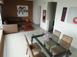 Apartamento, 2 habitaciones, vistas al mar | Sala de estar | Una televisión de pantalla plana