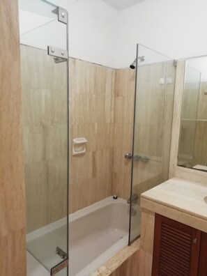 Departamento, 2 habitaciones, vista al océano | Baño | Regadera, amenidades de baño gratuitas, toallas 