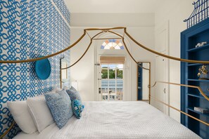 Room 5 - Second Floor - 21+ Adult Only | Ropa de cama de alta calidad y decoración personalizada 