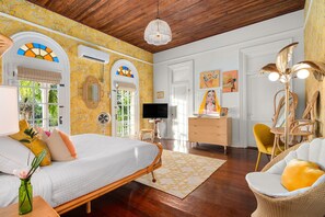 Room 6 - Second Floor - 21+ Adult Only | 高級寢具、獨特裝潢、布置獨特、熨斗/熨衣板