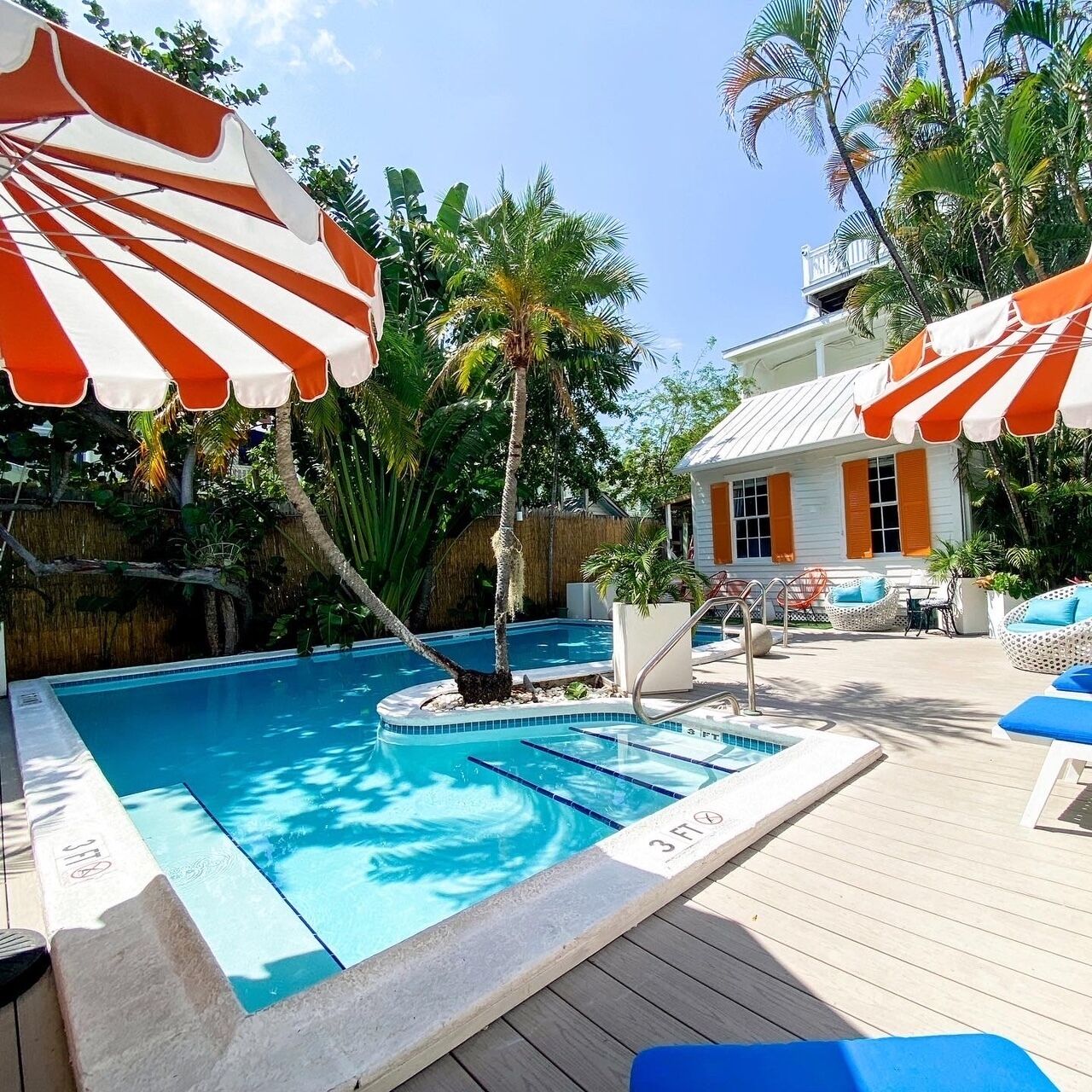 Piscine extérieure, parasols de plage, chaises longues