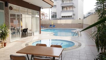 Una piscina al aire libre de temporada