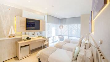 Minibar, caja de seguridad en la habitación y escritorio