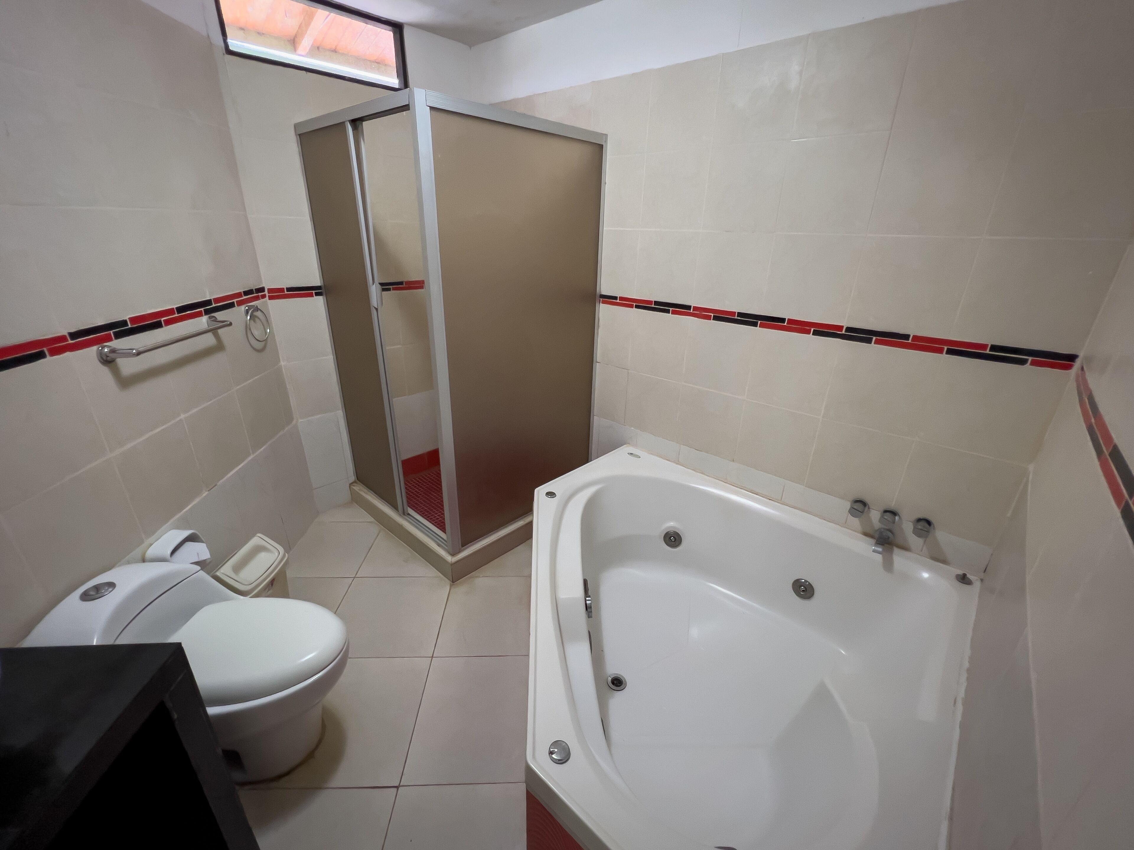 studio suite, 1 queen bed | bathroom | shower, free toiletries, towels