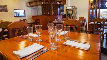 Der serveres morgenmad, frokost og aftensmad