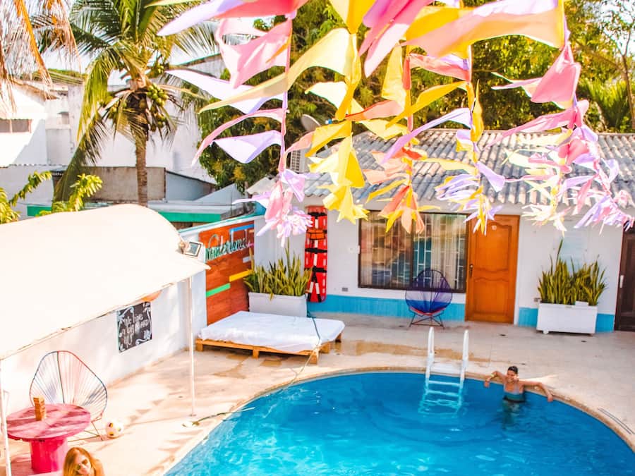 Una piscina al aire libre, sillones reclinables de piscina