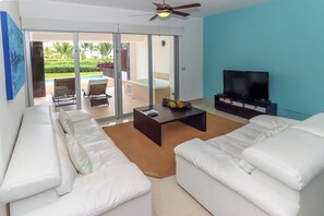 Casa família, 2 quartos, vista para a praia, ao lado da praia | Área de estar | TV de tela plana, DVD player