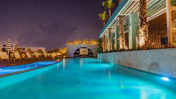 Outdoor pool, pool umbrellas, sun loungers