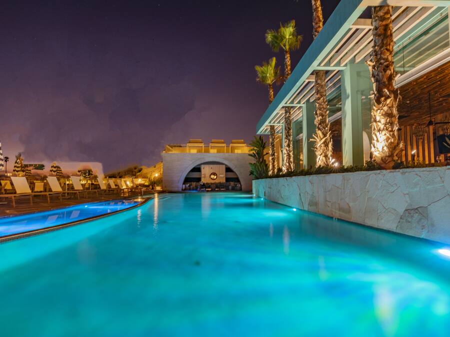 Außenpool, Sonnenschirme, Liegestühle