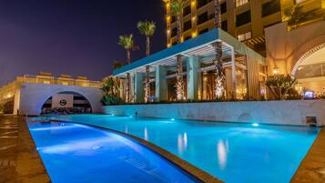 Piscine extérieure, parasols de plage, chaises longues