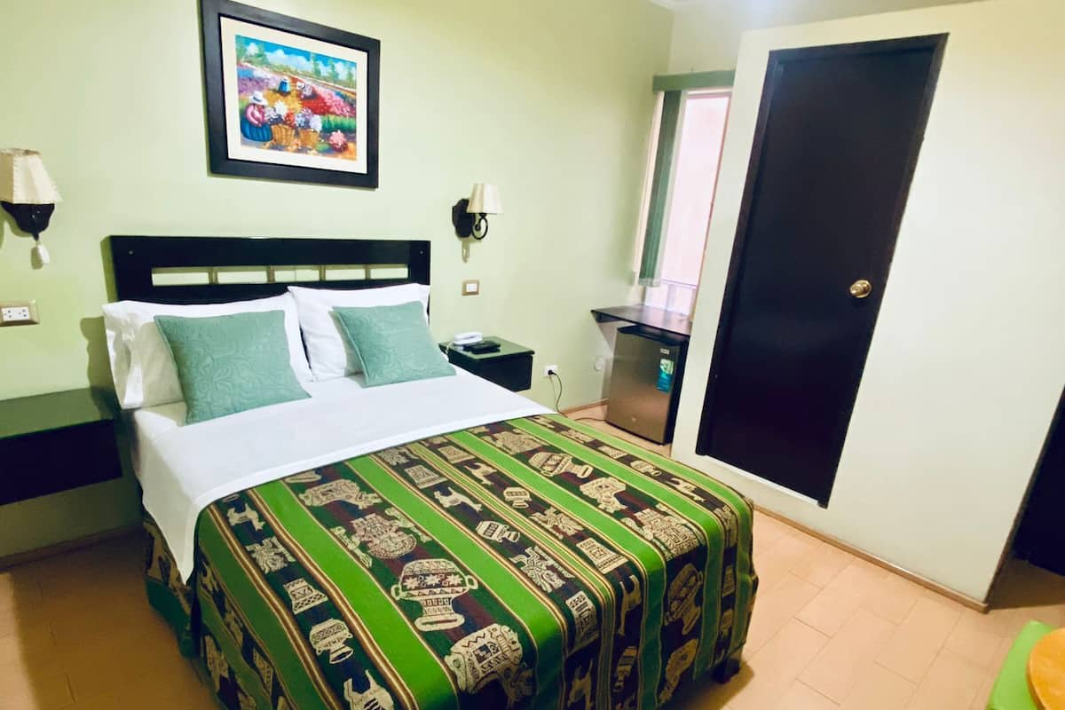 Habitación doble, 1 cama matrimonial | Minibar, caja de seguridad en la habitación y escritorio 