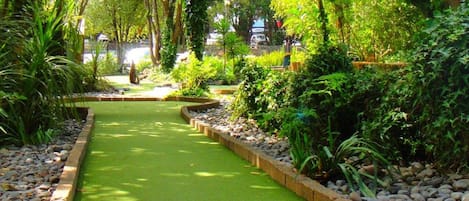 Mini-golf