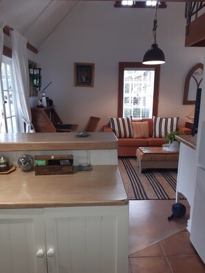 Cottage, Ensuite, Garden View | In-room dining - Harbour View Cottage B&B (Auckland)