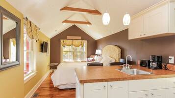 Studio, 1 Queen Bed, Hot Tub | Iron/ironing board, free WiFi, bed sheets