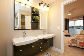 Appartement, 4 slaapkamers, hot tub, uitzicht op meer | Badkamer | Een bad/douchecombinatie, gratis toiletartikelen, handdoeken