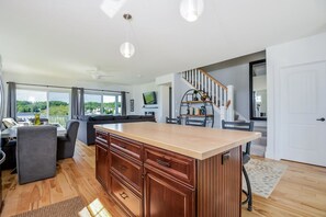 Condo, 3 Bedrooms, Lake View | In-room dining