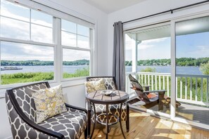 Appartement, 3 slaapkamers, uitzicht op meer | Woonruimte | Een flatscreentelevisie