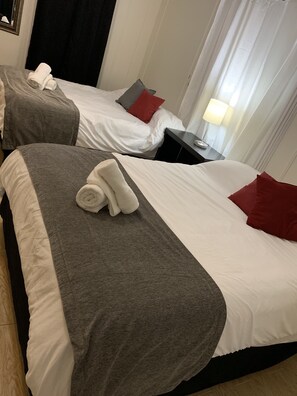 1 bedroom, Egyptian cotton sheets, premium bedding, down comforters
