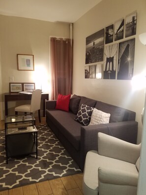 บิสซิเนสอพาร์ทเมนท์, 3 ห้องนอน, ห้องครัว, วิวเมือง | บริเวณนั่งเล่น | ทีวีจอแบน 32 นิ้ว พร้อมช่องเคเบิล, ทีวี, Netflix