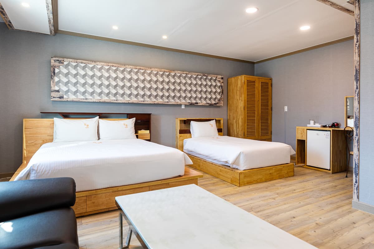 Deluxe Room, Non Smoking, Mountain View | 2 bedrooms, soundproofing, free WiFi