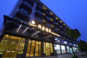 施設の正面 (日没後)