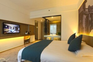 デラックス ダブルルーム | デスク、遮光カーテン、アイロン / アイロン台、WiFi (無料)