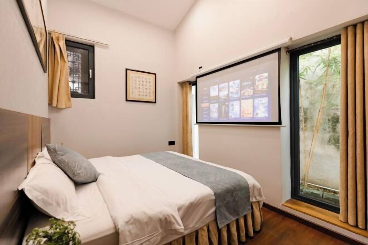 Desk, blackout curtains, free WiFi