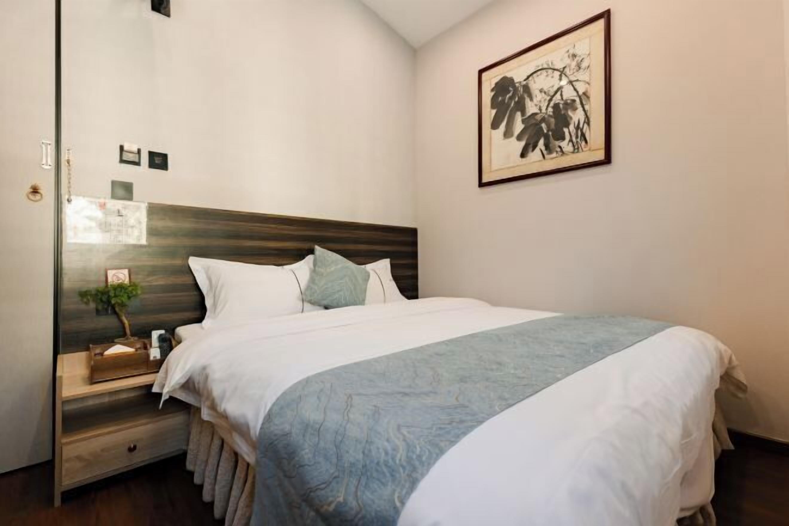 办公桌、遮光窗帘、免费 WiFi