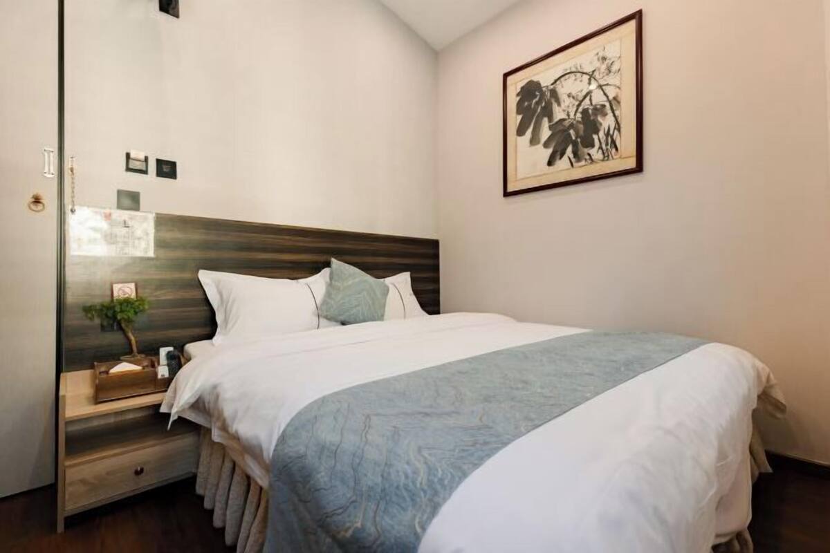 Desk, blackout curtains, free WiFi