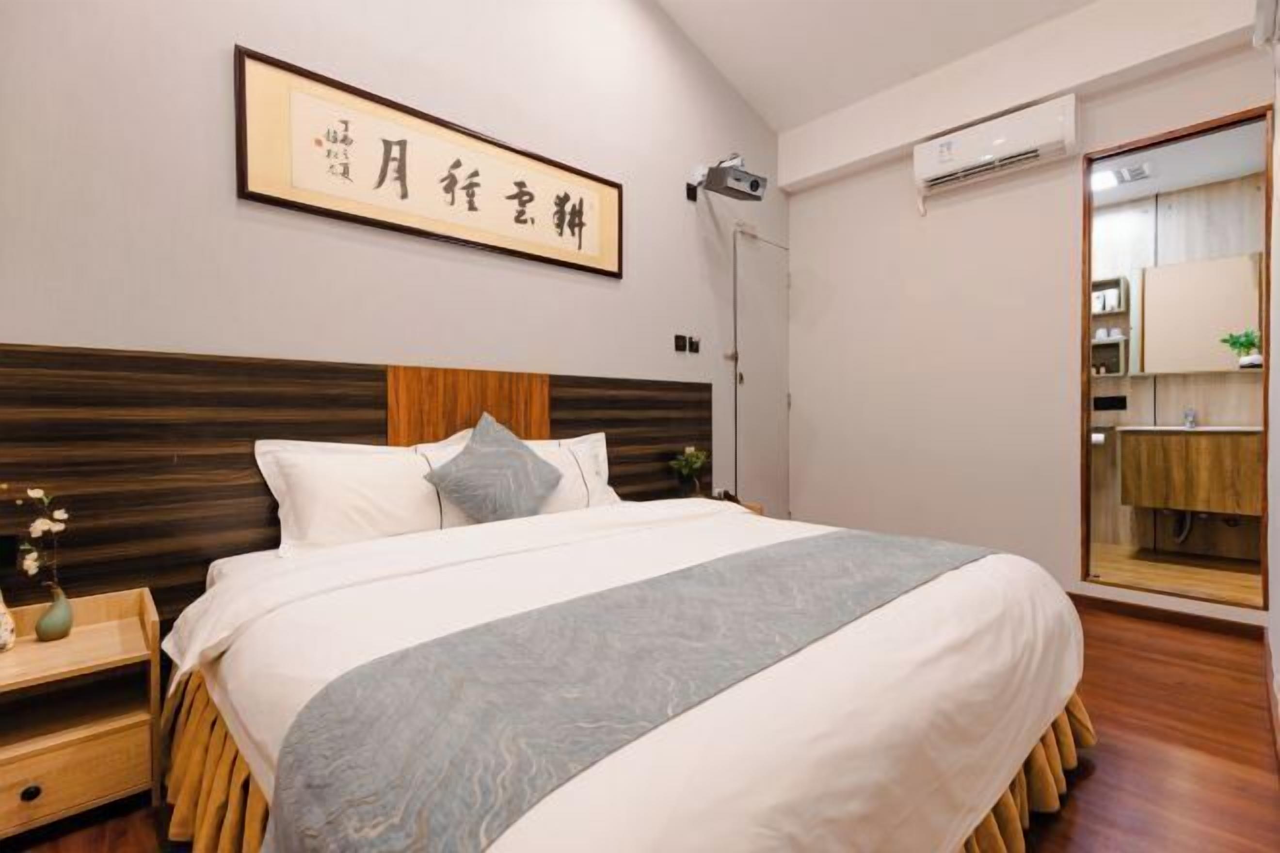 办公桌、遮光窗帘、免费 WiFi