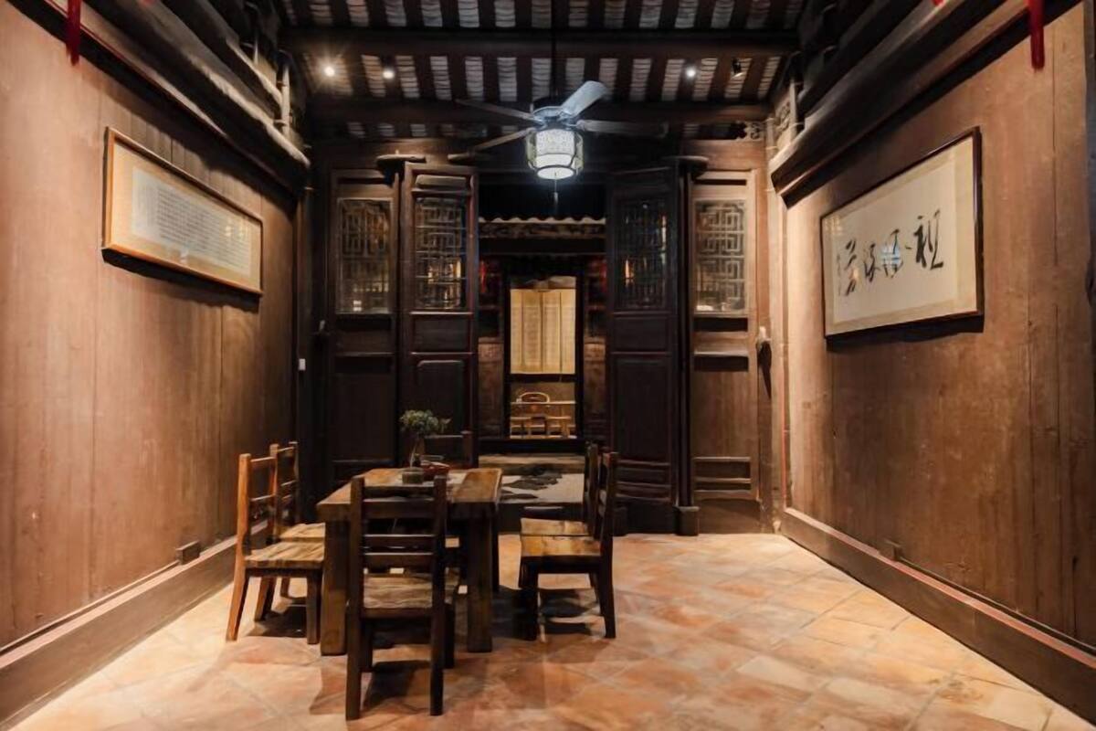 Een bureau, verduisterende gordijnen, gratis wifi