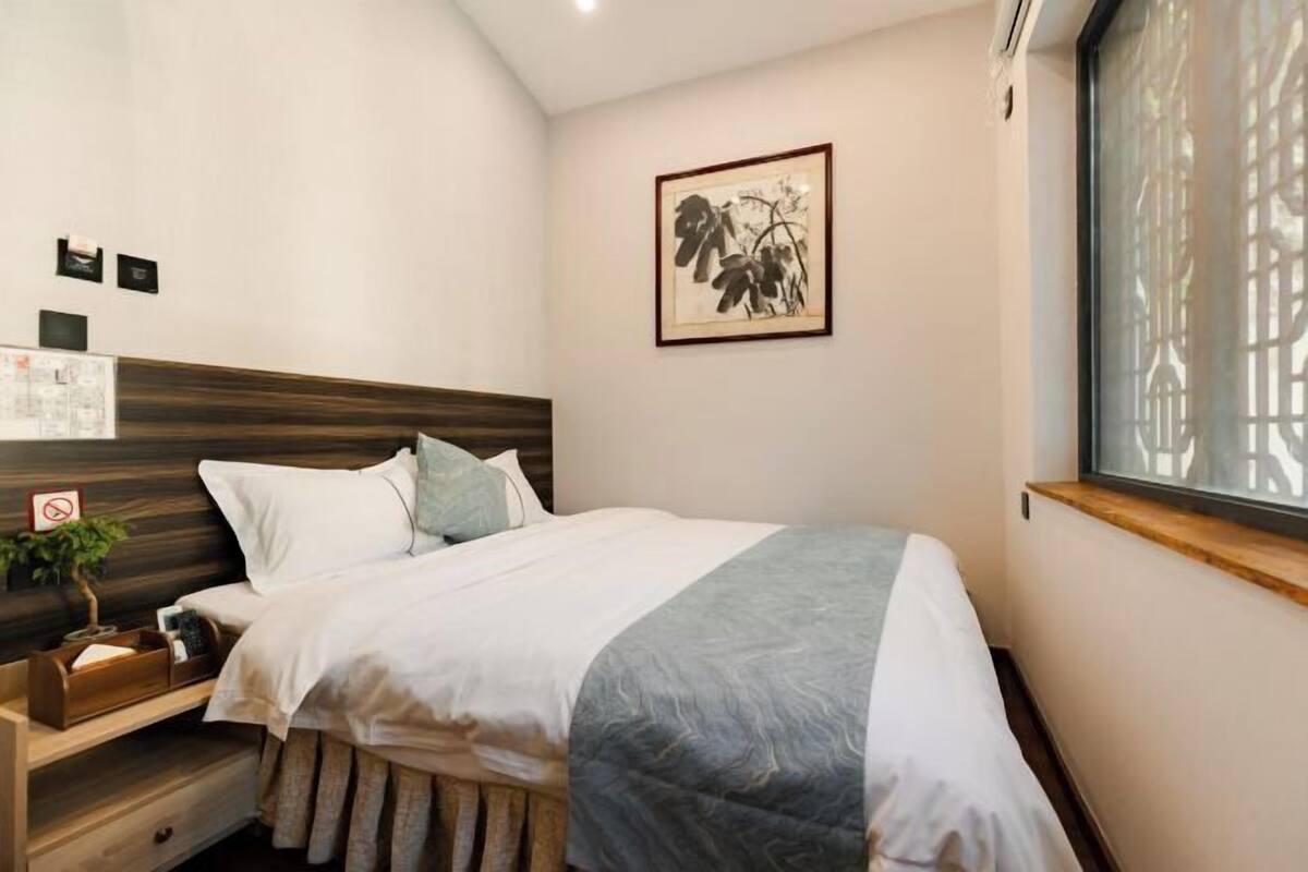 Desk, blackout curtains, free WiFi