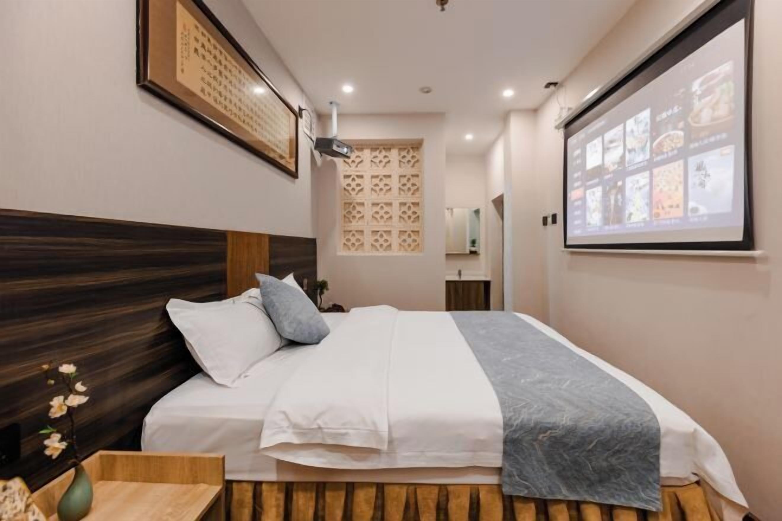 Desk, blackout curtains, free WiFi