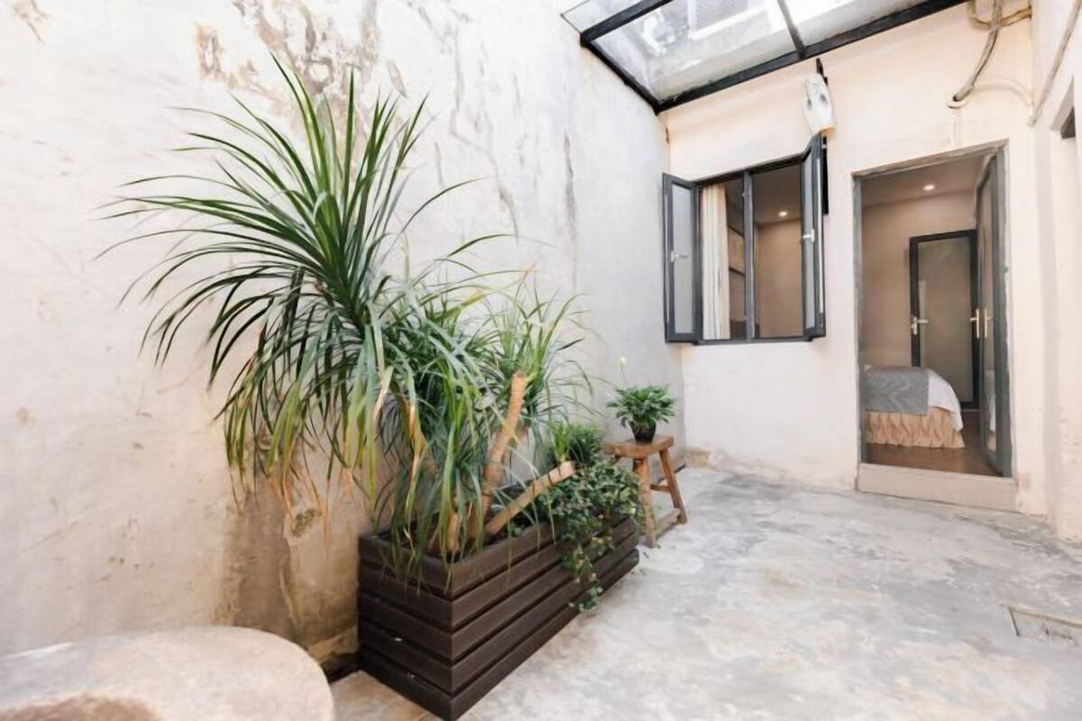 Desk, blackout curtains, free WiFi