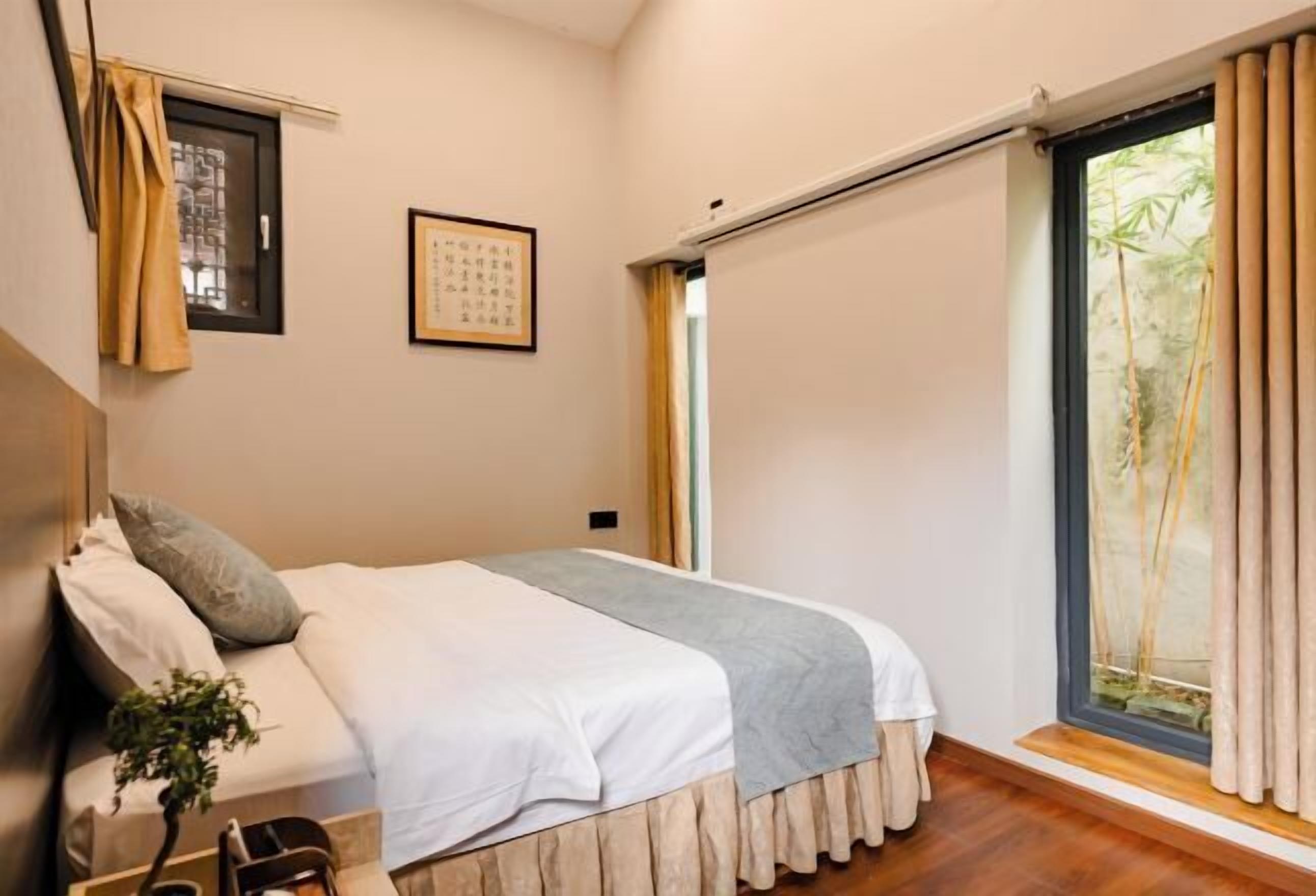 办公桌、遮光窗帘、免费 WiFi