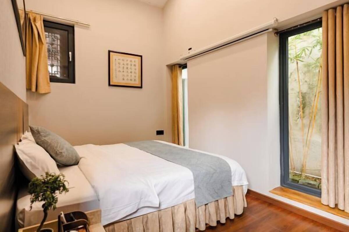 Desk, blackout curtains, free WiFi