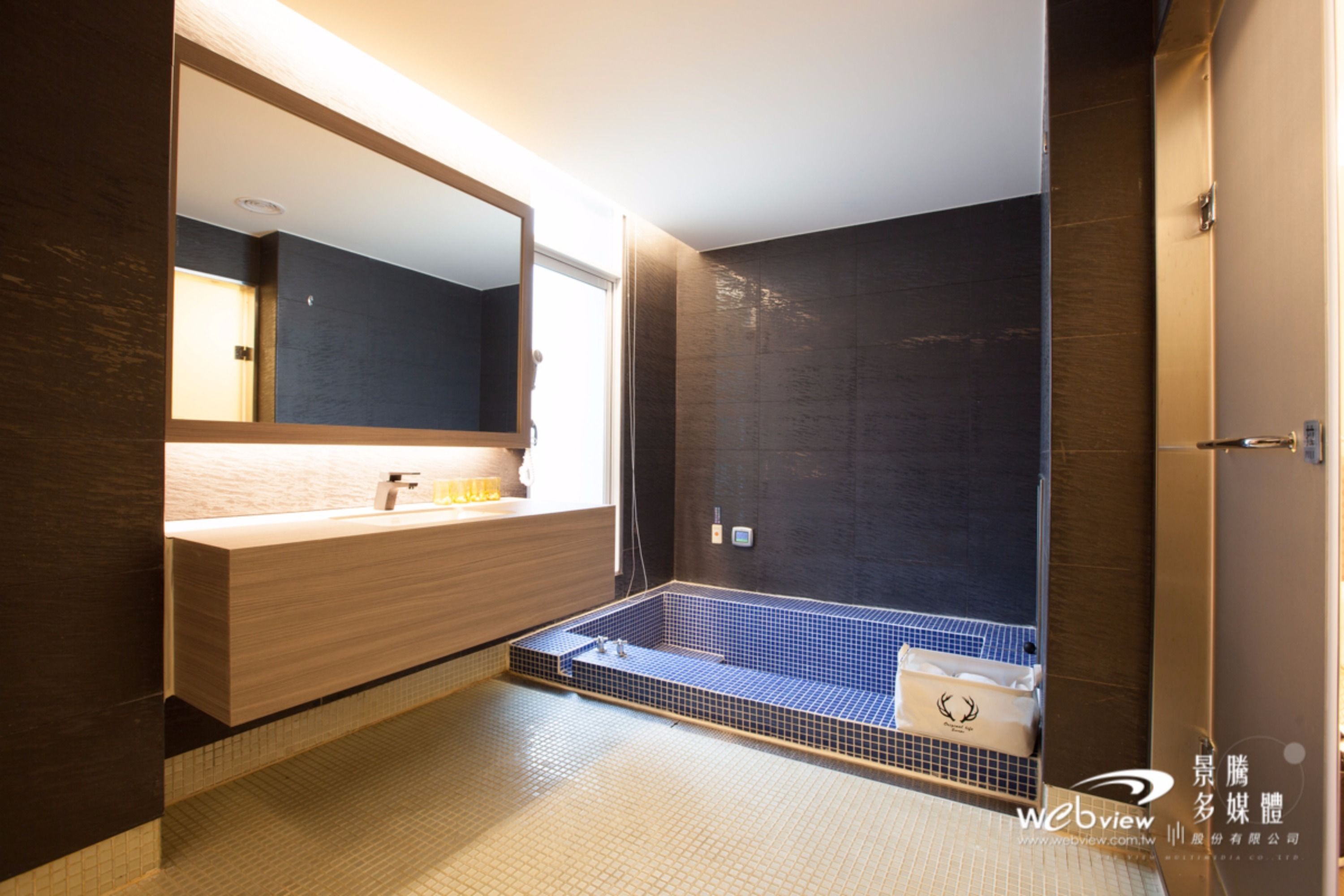 separate bathtub and shower, spring water bathtub, rainfall showerhead