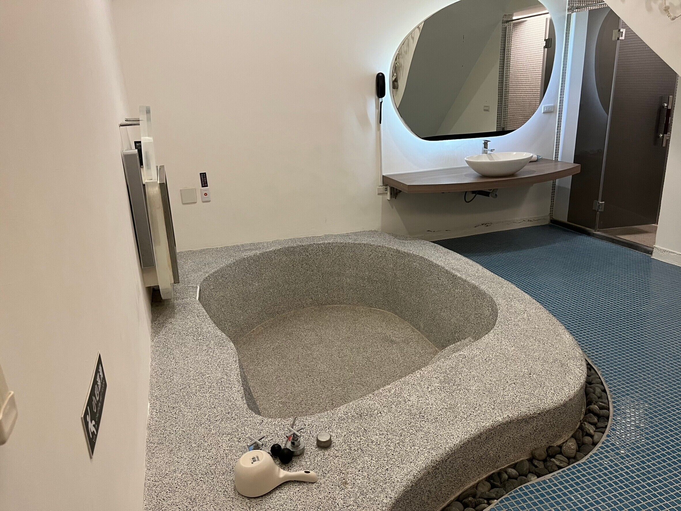 Une salle de bain moderne avec une baignoire sur pieds, un lavabo et un miroir.