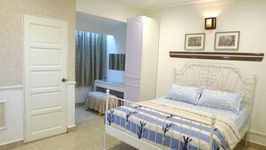 A bedroom with a bed, a wardrobe, a desk, and a mirror. - Bukit Tinggi Klang - Cozy Home (Klang)