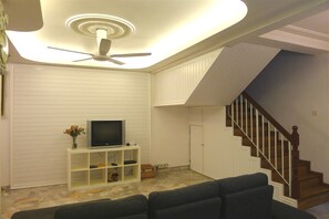 House, 5 Bedrooms | Living room | Flat-screen TV, DVD player