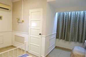 House, 5 Bedrooms | 5 bedrooms, desk, iron/ironing board, rollaway beds